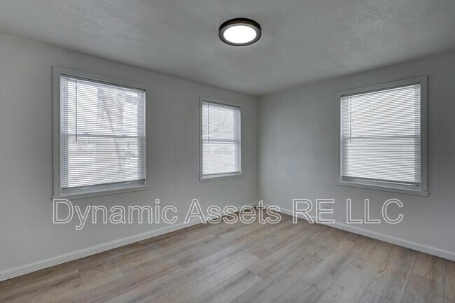 Building Photo - 410 Fieldcrest Dr