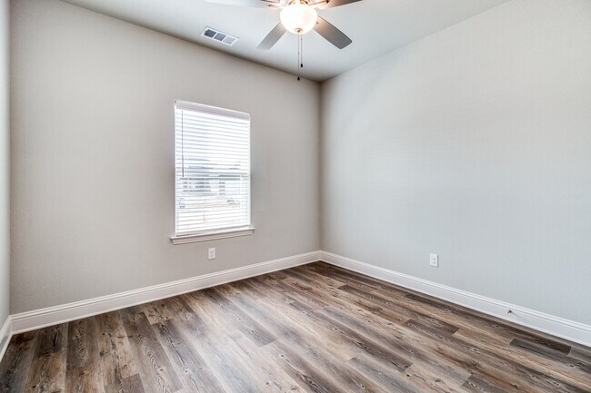 Building Photo - 2808 Orchid Dr