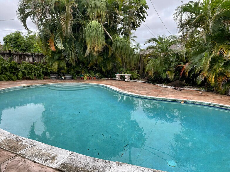 pool - 210 NW 4th Ave