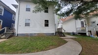Building Photo - 3 Bedroom/ 1.5 Bathroom Split Level Duplex!