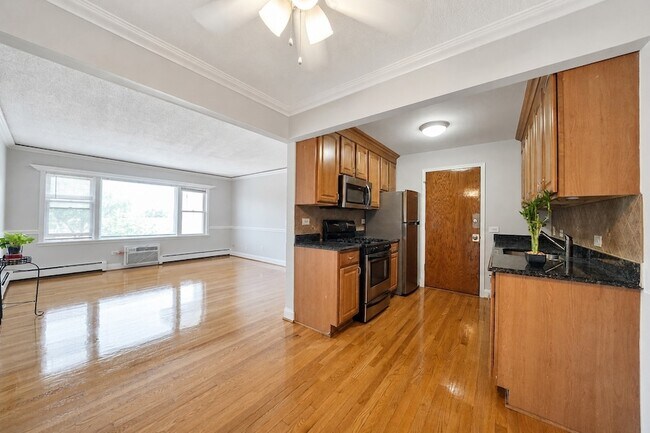 Building Photo - 4940 N Leonard Dr