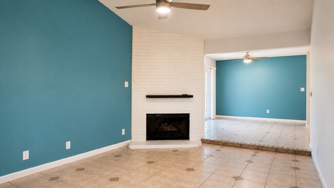 Building Photo - "Charming 2-Bedroom Duplex Oasis in Sacramento - Comfortable Living!