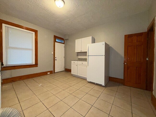 Building Photo - three Bedroom Home In Baltimore city