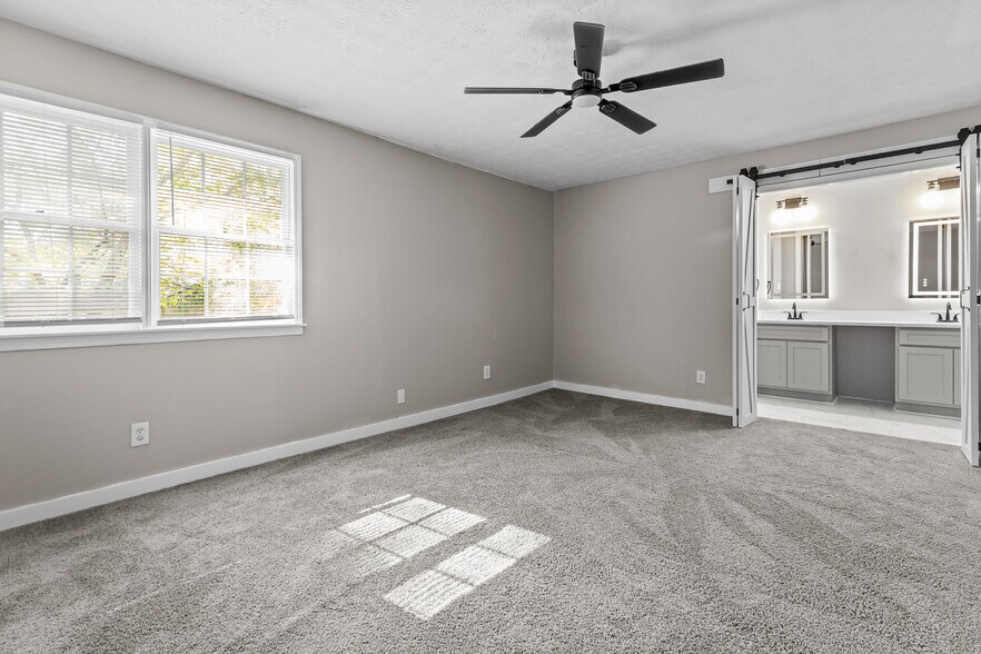 Building Photo - 800 Post Road Cir