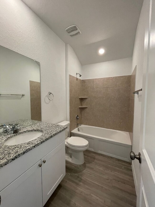 Building Photo - Luxury Vinyl Plank (No Carpet) /  Fridge I...