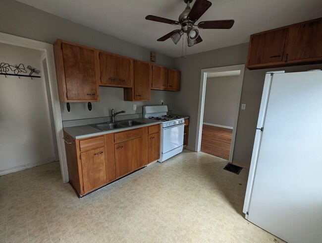 Building Photo - Charming 2-Bedroom Home in North Linden – ...