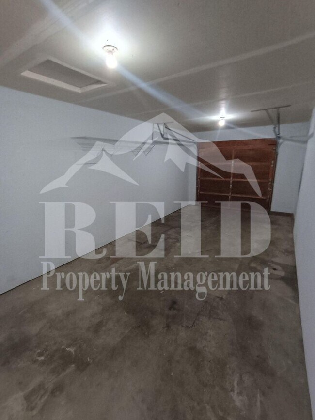 Building Photo - Hay7376/7378
