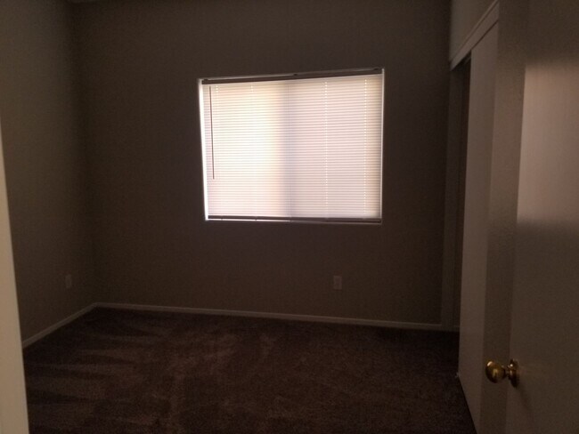 Building Photo - 4 Bedroom Single Family!!