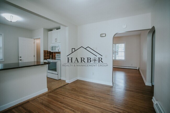 Building Photo - 608 6th Ave SW