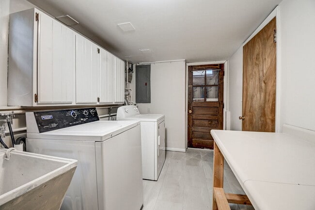 Building Photo - 1326 Meadow Ln