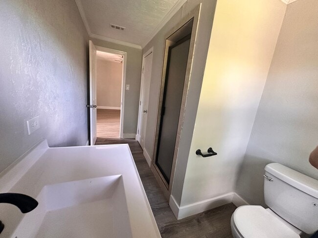 Building Photo - Charming 3 Bed 2 Bath Home with Bonus Den and Detached Garage