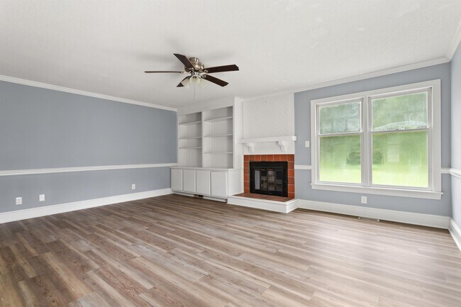 Building Photo - 1301 Roundtree Dr
