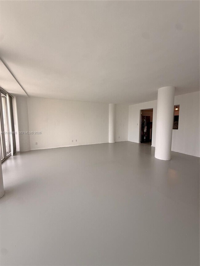 Building Photo - 900 Bay Dr