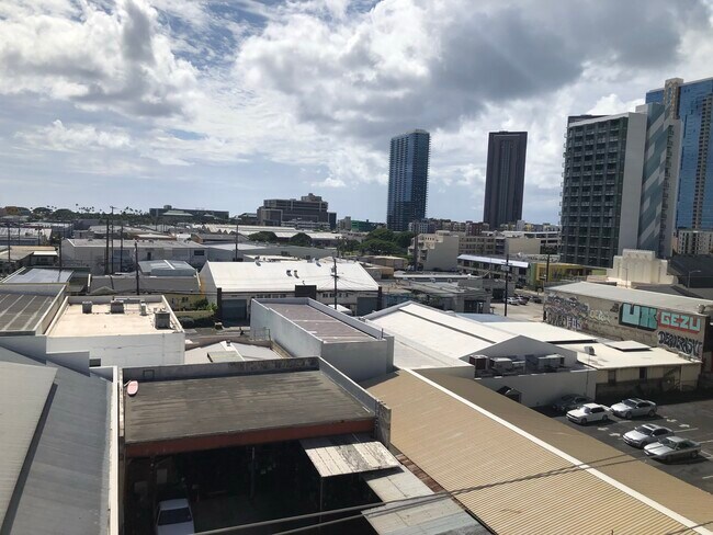 Building Photo - 803 Waimanu St