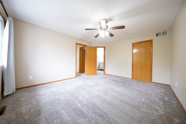 Building Photo - 2750 Mallard Dr
