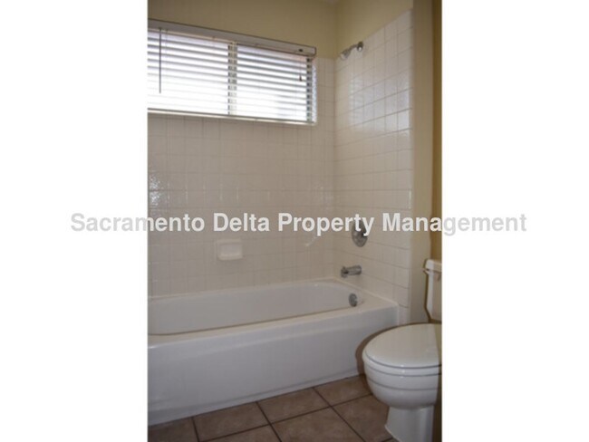 Building Photo - Rocklin home with pool & newer HVAC!