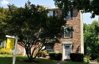 Building Photo - Charming End-Unit Townhouse in Mt. Airy Ma...