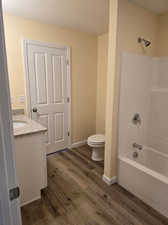 Building Photo - Megway Ct. (2-5)