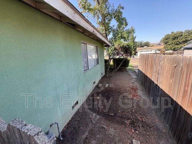 Building Photo - 542 S Redwood St
