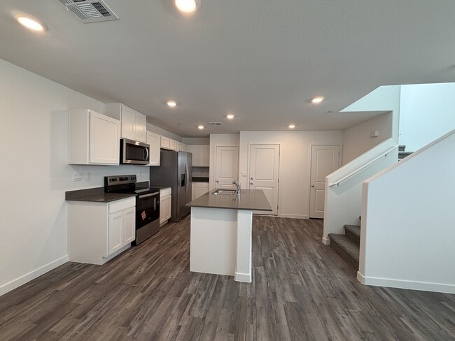 Building Photo - 925 Violet Heron St