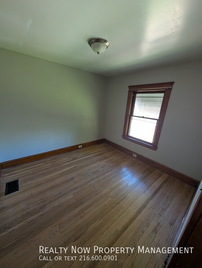 Building Photo - 1313 W 93rd St