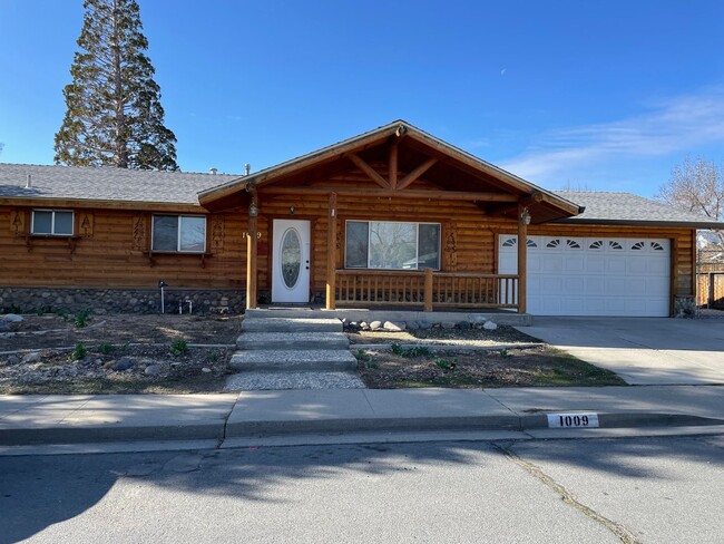 Primary Photo - Beautiful log cabin house for rent in Cars...