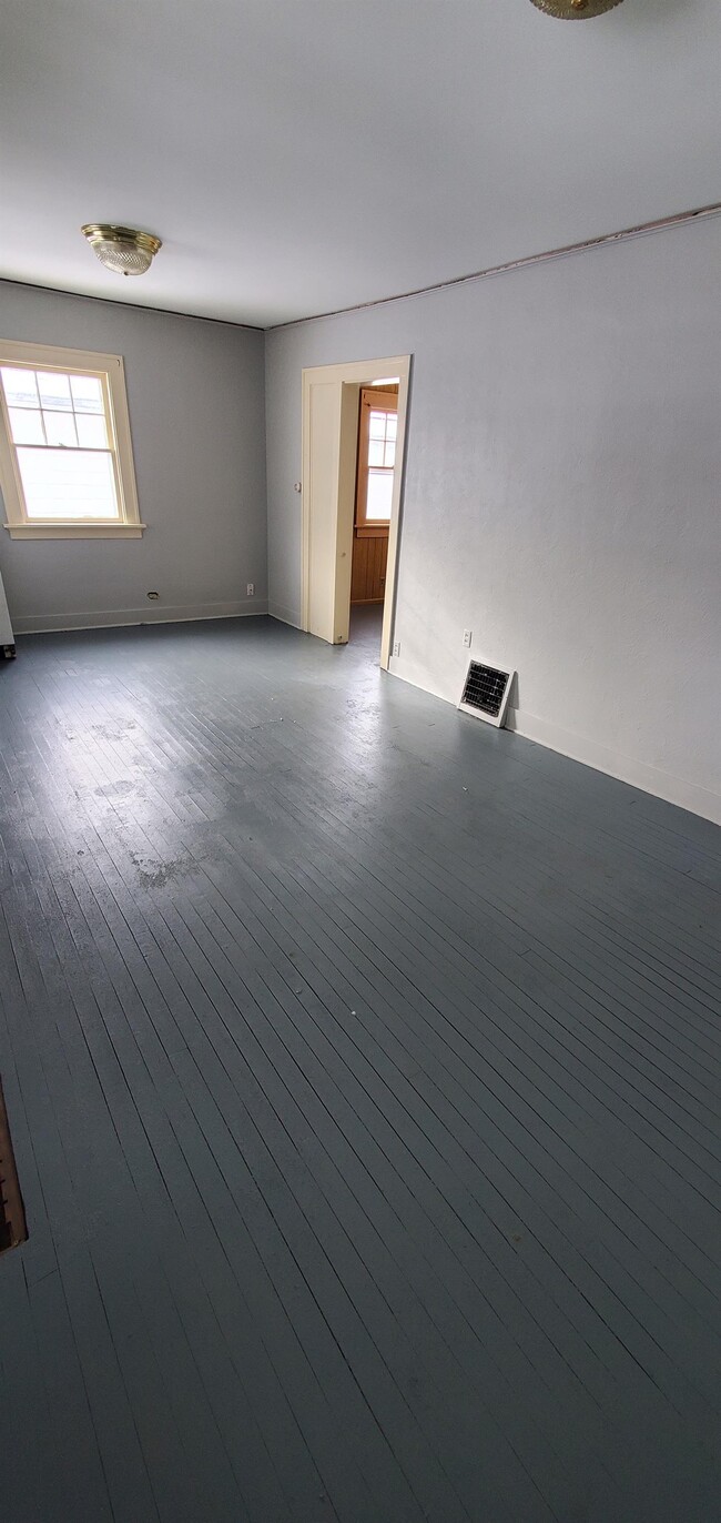 Building Photo - 947 Center Point Rd NE