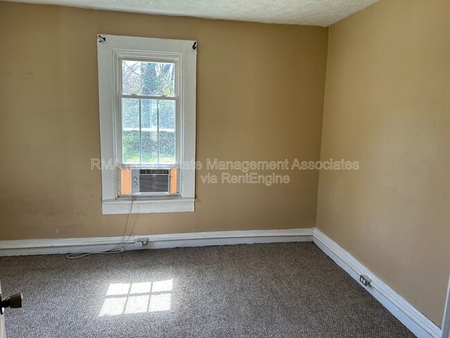 Building Photo - 493 New Ln St