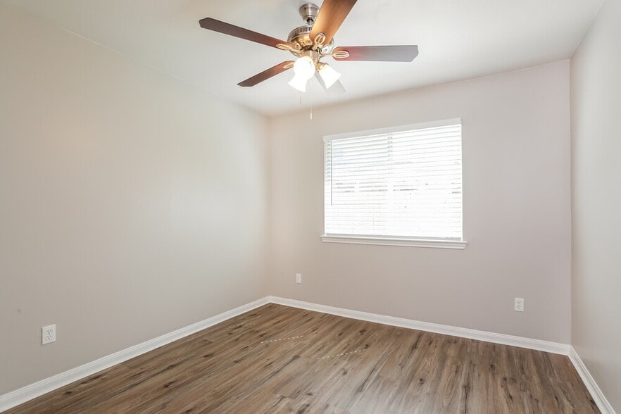 Building Photo - 25235 Clover Ranch Dr