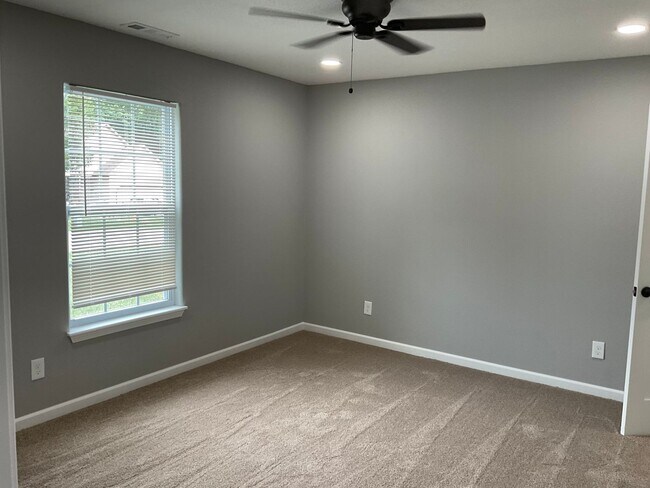 Building Photo - PRE LEASING- AVAILABLE JUNE 10TH - 3 Bedroom/2 Bathroom House In Frontenac