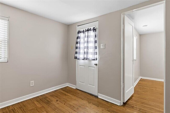 Building Photo - 424 Glenfield Rd