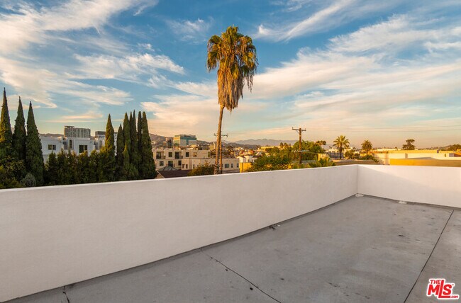 Building Photo - 1122 Beachwood Dr