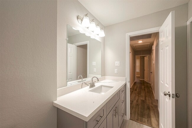 Building Photo - 5755 Heron Dr