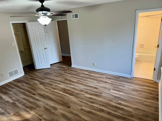 Building Photo - 122 York Haven Dr