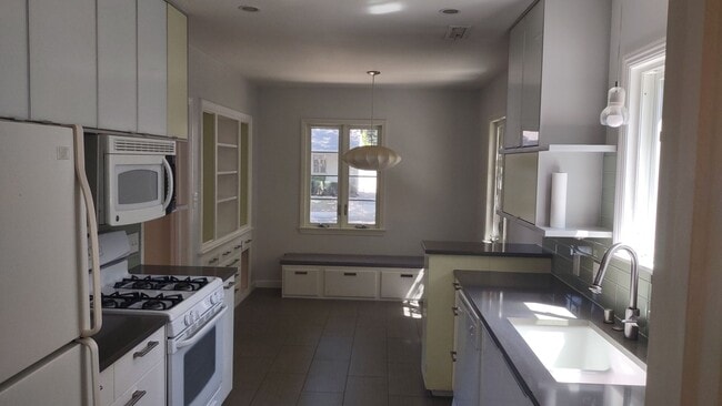 Building Photo - 568 Robertson Way