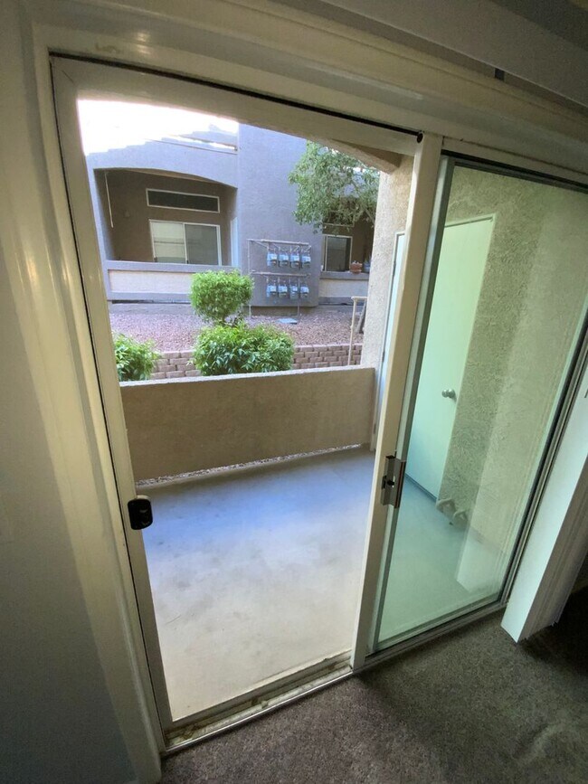 Building Photo - N.W. GATED COZY CONDO W/ COMMUNITY POOL AND SPA