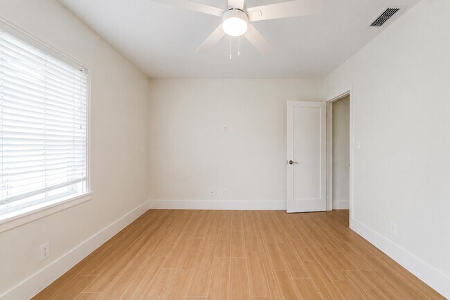 Building Photo - 400 E Royal Palm Rd