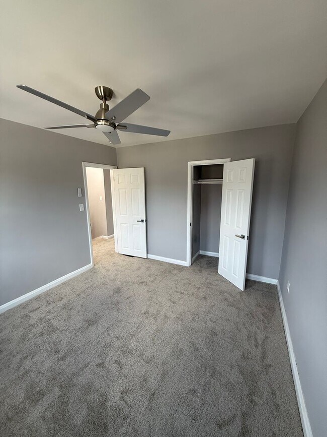 Building Photo - Updated Glen Oaks Townhome with Finished B...