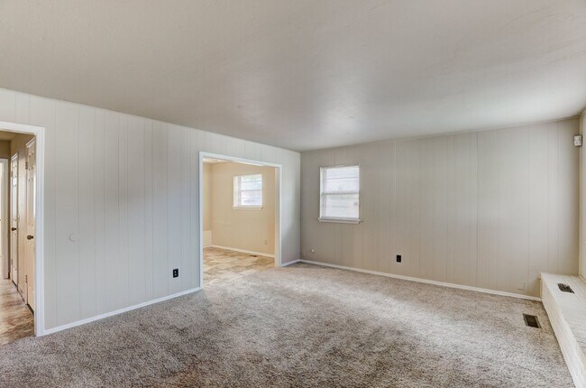 Building Photo - 4 Bedroom,2.5 Bath and 2 Car Garage Duplex with Fireplace and Prime Location Near Lake Hefner
