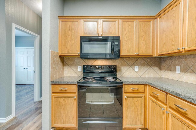 Building Photo - Charming 3-Bed, 2-Bath Duplex in Burleson