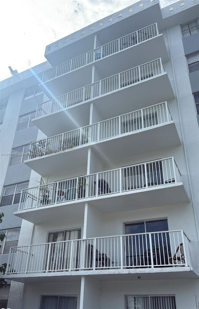 Building Photo - 16465 NE 22nd Ave