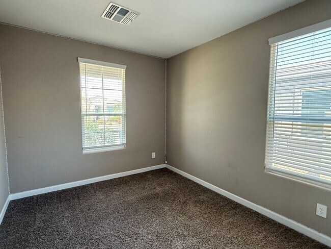 Building Photo - Beautiful Newer 4 Bedroom 3 Bathroom Anthem at Merrill Ranch Home!