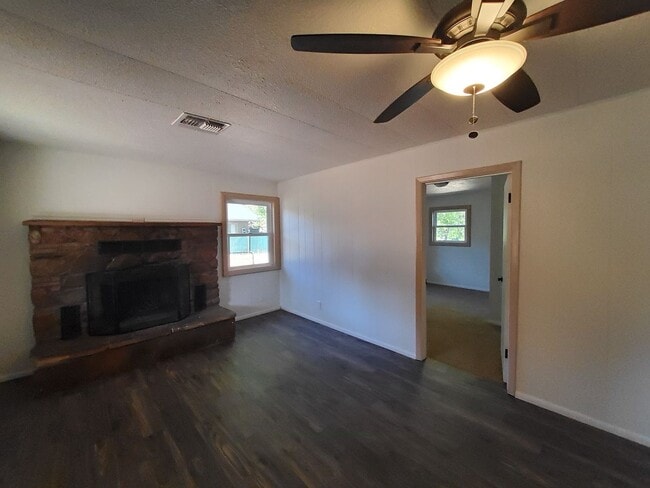 Building Photo - Adorable 2 bed / 1 bath with amazing yard