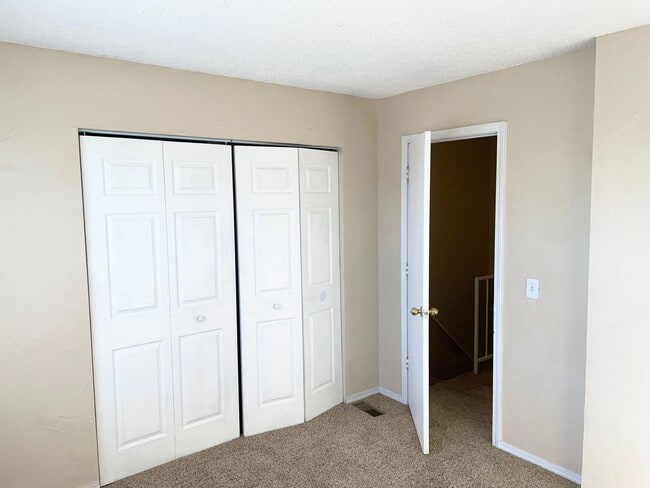 Building Photo - 2 BEDROOM TOWNHOME IN A PRIME LOCATION!!