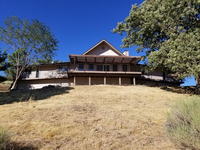 Building Photo - Coming Soon-Spacious & Modern 5-Bedroom Re...