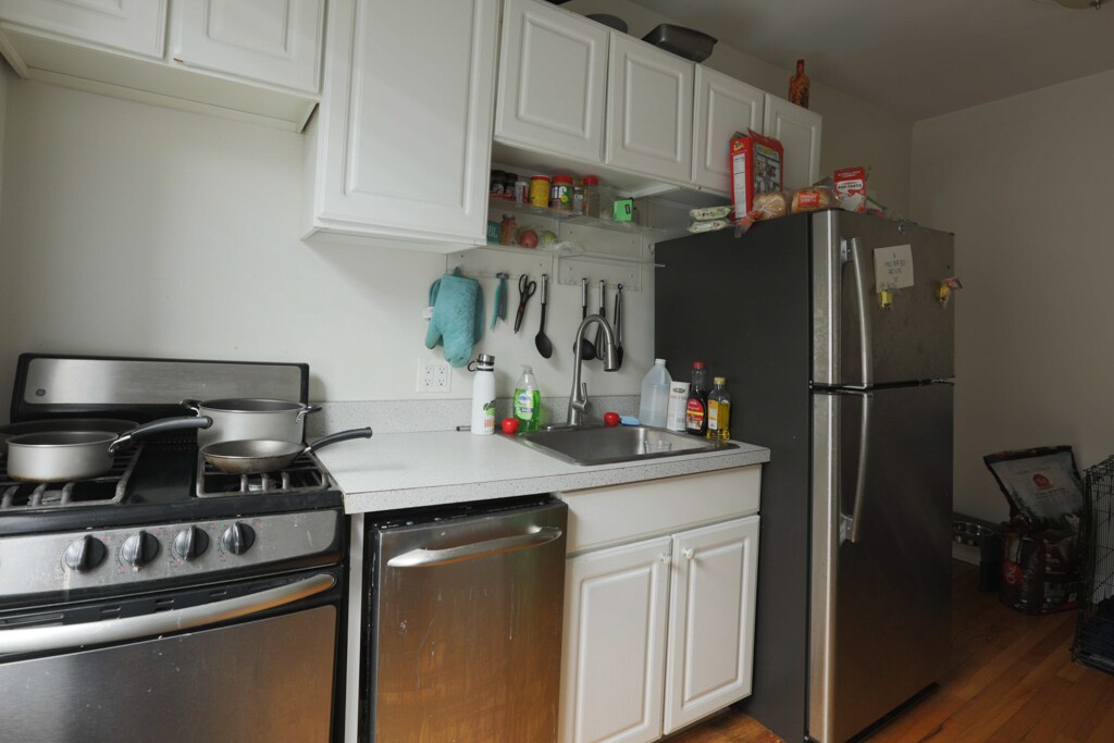 Building Photo - 839 W Newport Ave