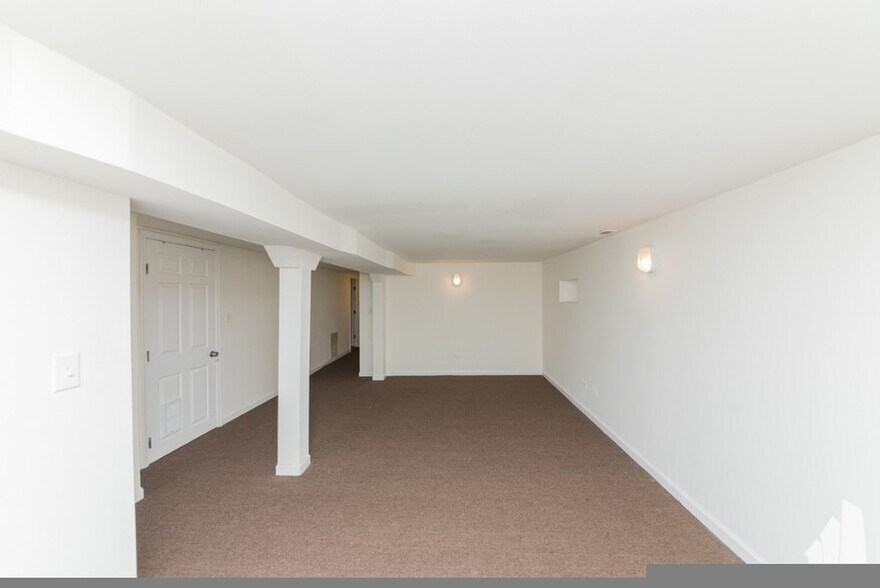 Building Photo - 2835 W Medill Ave