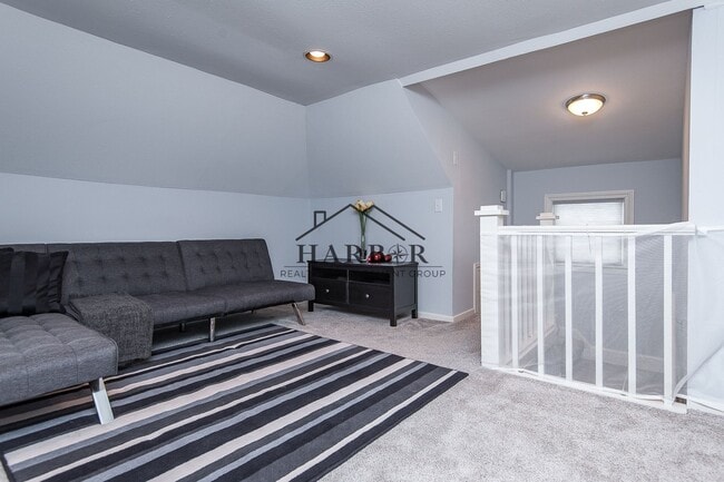 Building Photo - Updated Craftsman Living: 2BR/2BA + Den in NW Rochester