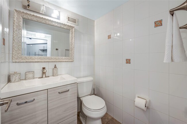 Building Photo - 3725 S Ocean Dr