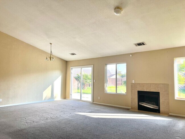 Building Photo - AVAILABLE NOW!!